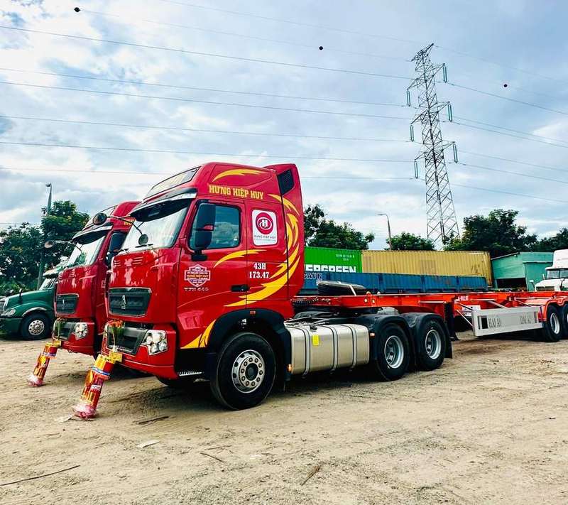 Xe đầu kéo container Hưng Hiệp Huy Logistics trên đường